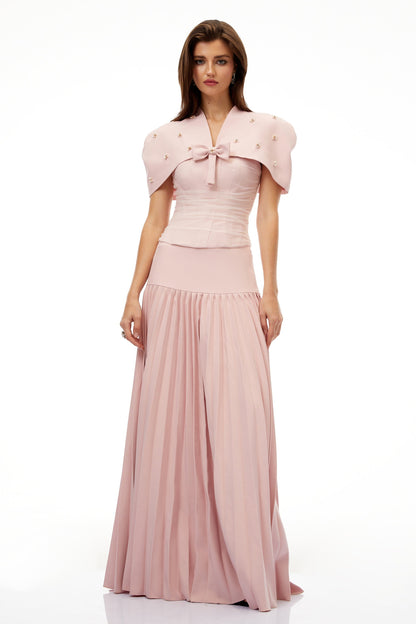 Conjunto de Chal Rosa, Corsé y Falda Plisada Priscille