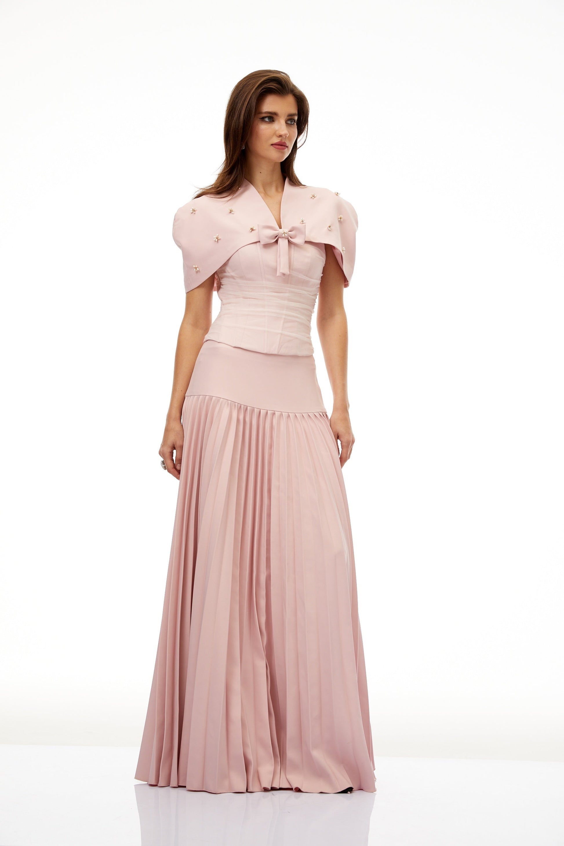 Conjunto de Chal Rosa, Corsé y Falda Plisada Priscille