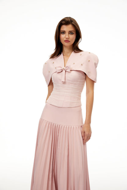Conjunto de Chal Rosa, Corsé y Falda Plisada Priscille