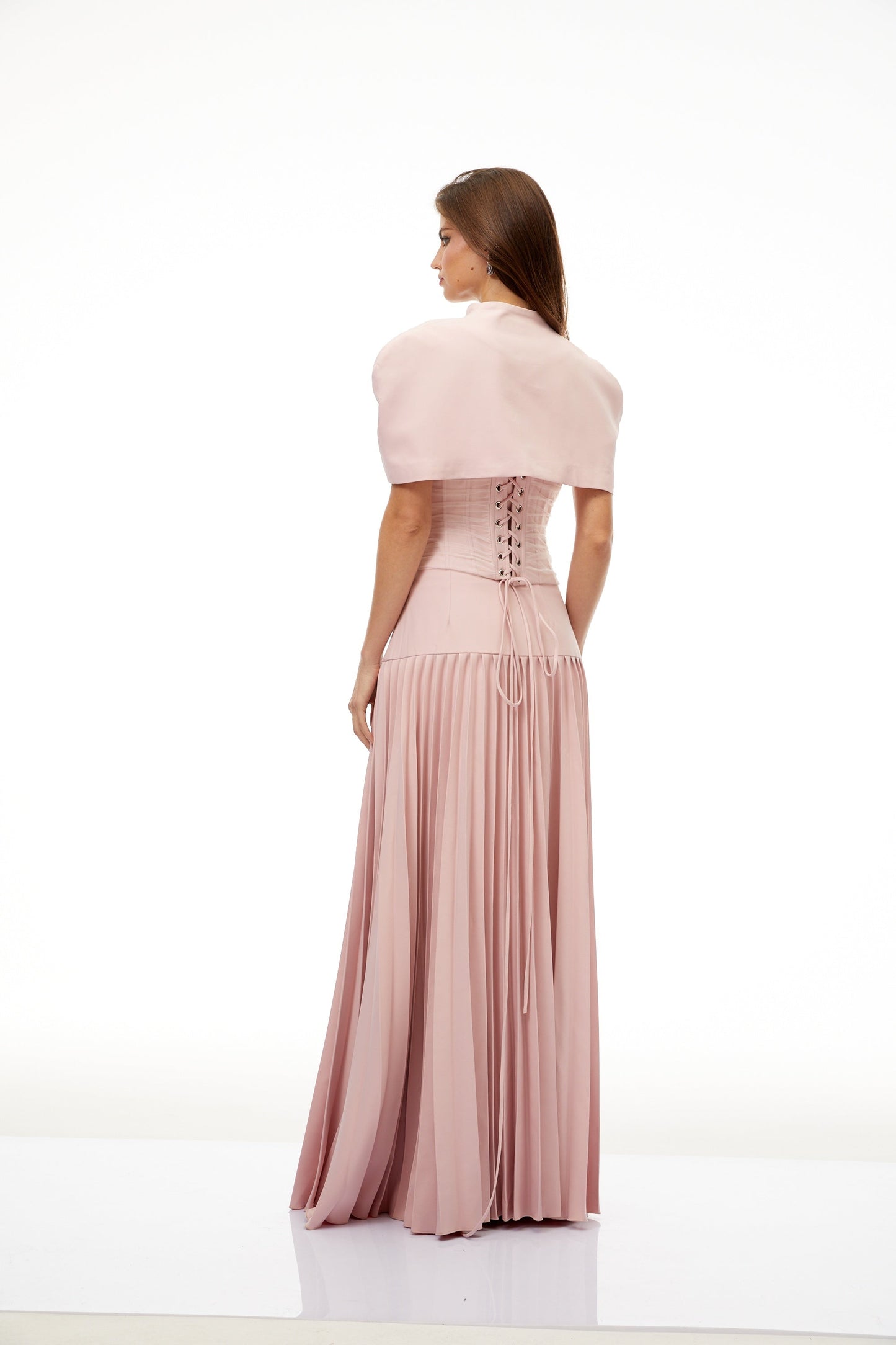 Conjunto de Chal Rosa, Corsé y Falda Plisada Priscille
