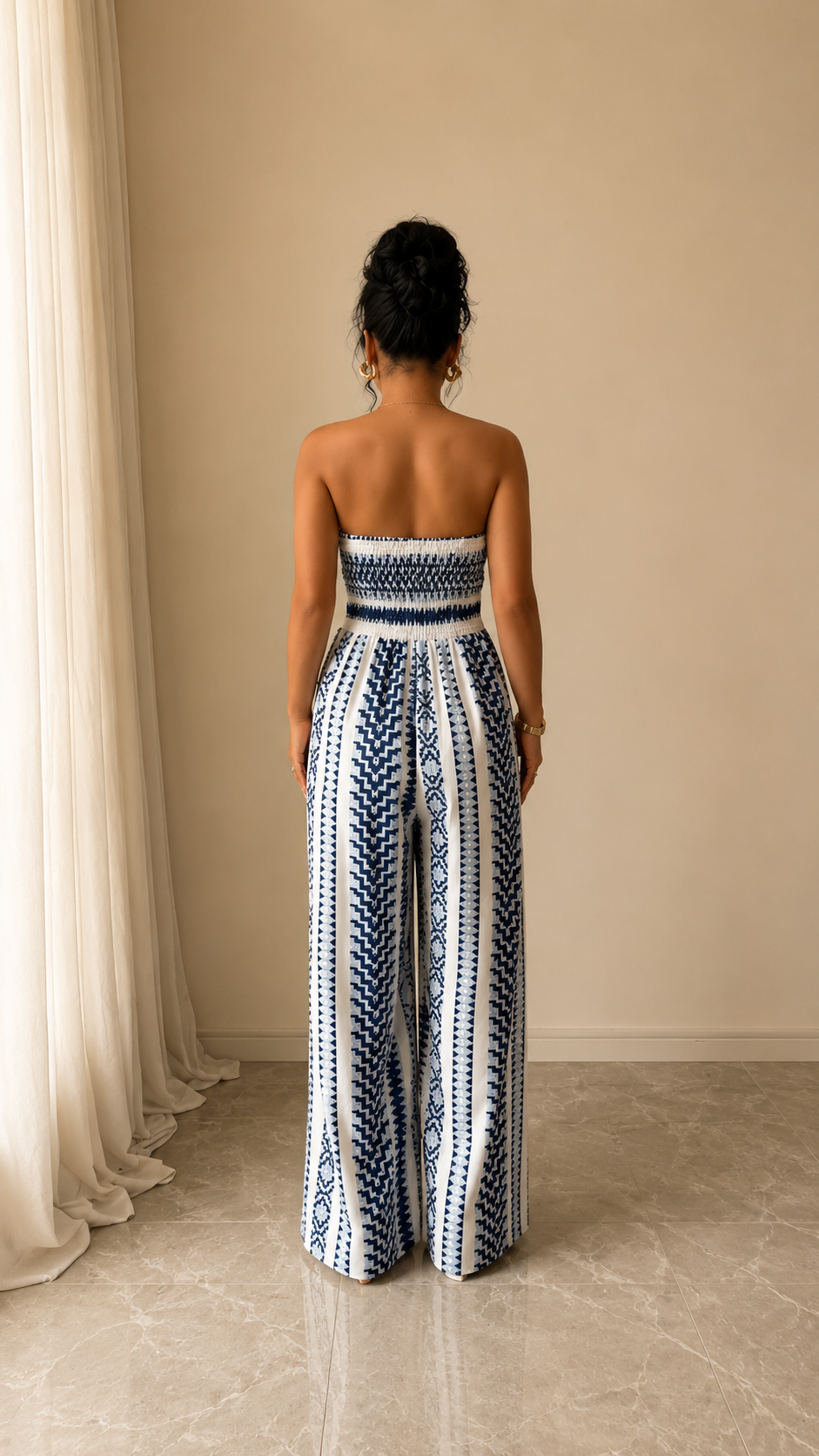 Luisa | Jumpsuit geométrico con cuello halter y abertura lateral