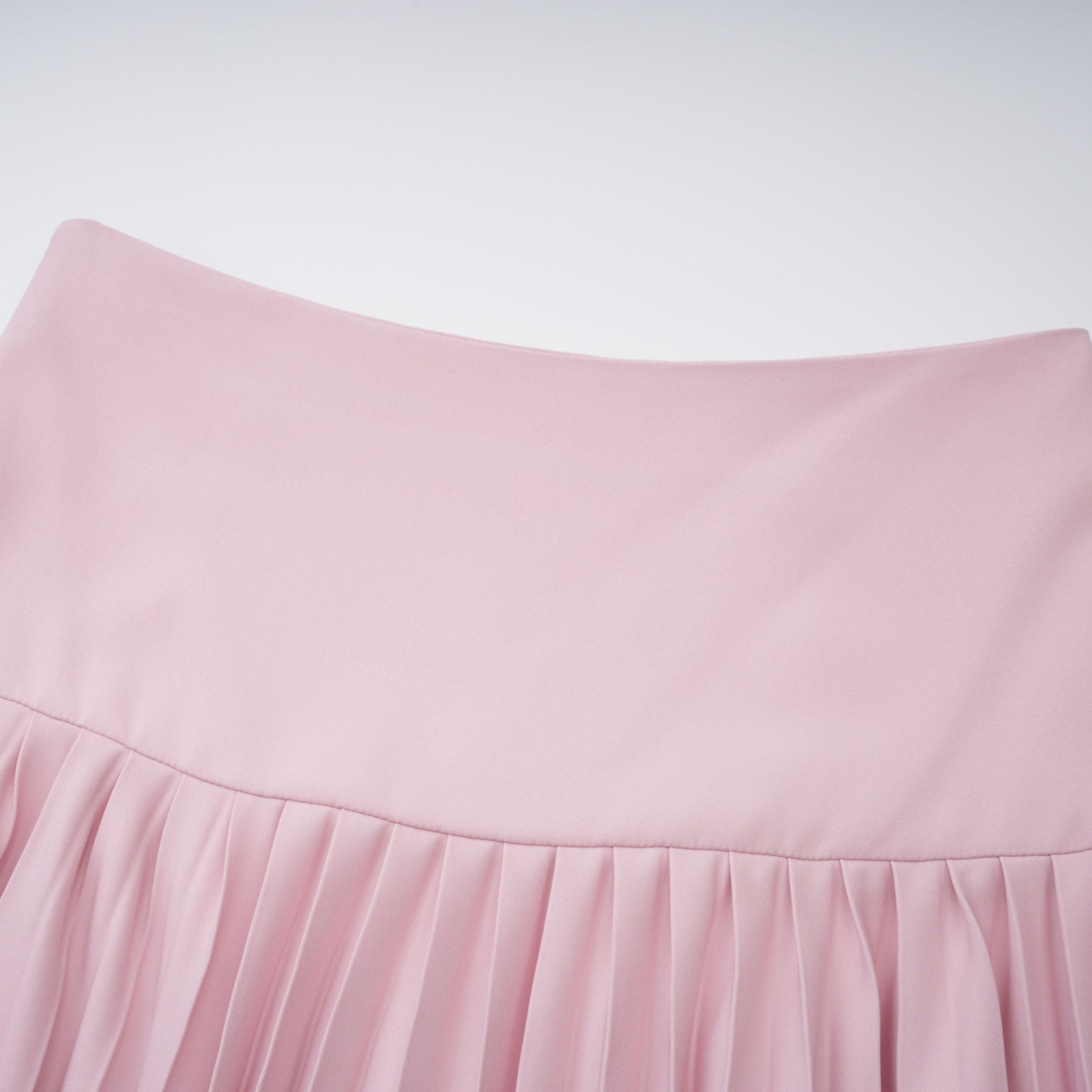 Conjunto de Chal Rosa, Corsé y Falda Plisada Priscille