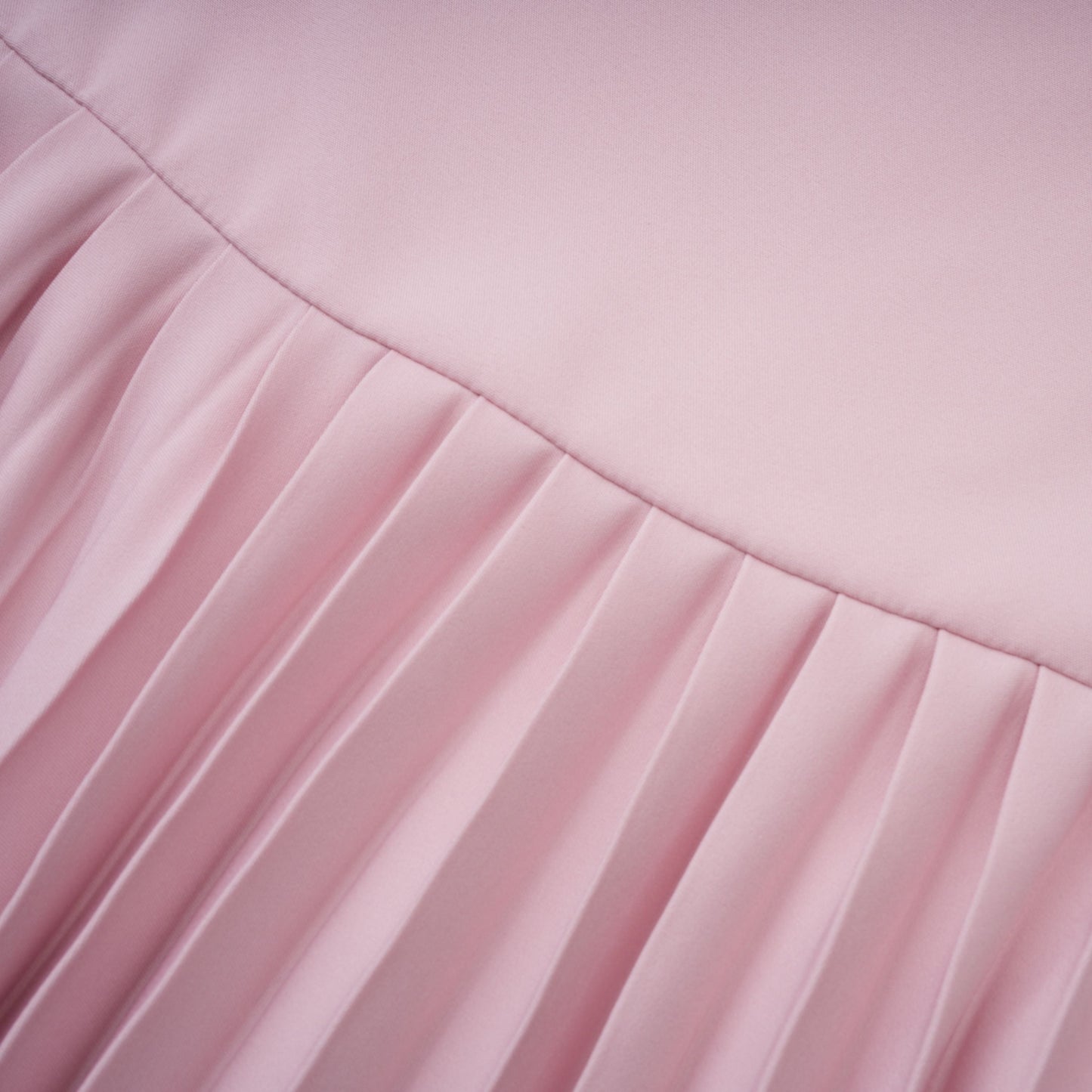 Conjunto de Chal Rosa, Corsé y Falda Plisada Priscille