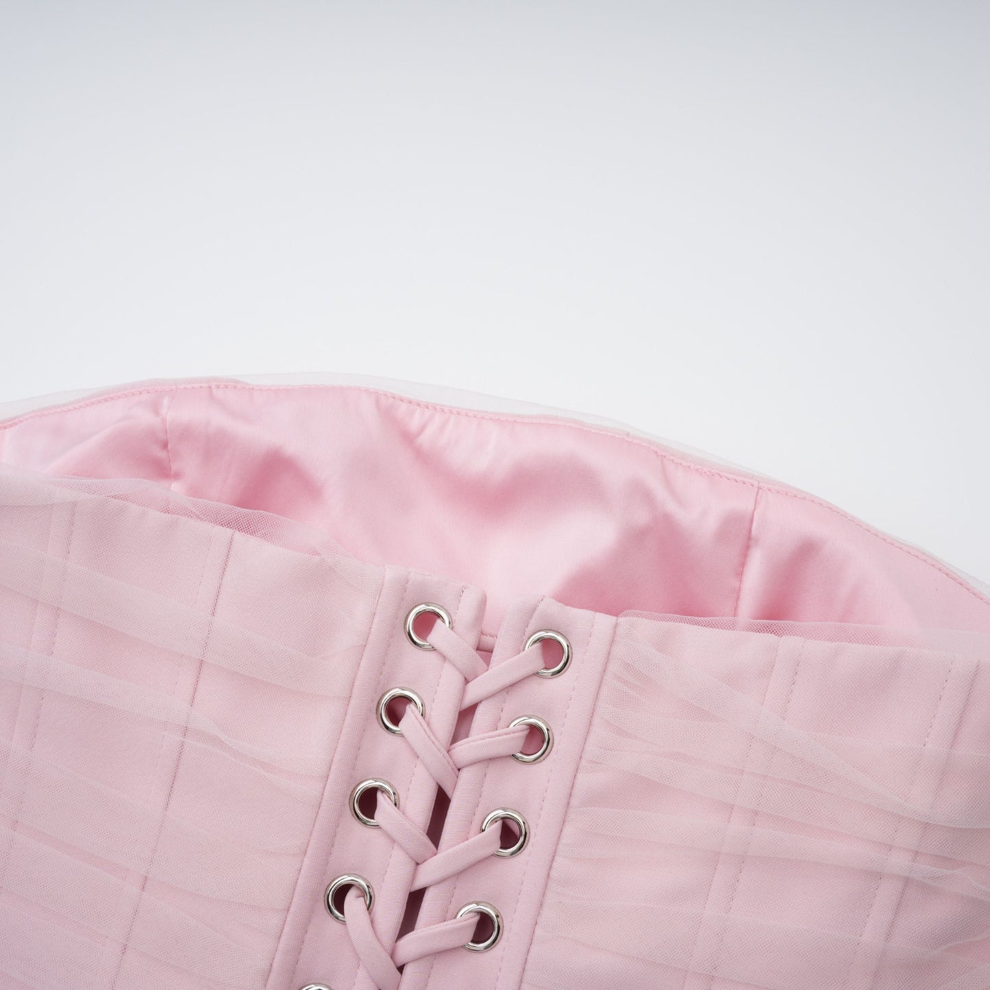 Conjunto de Chal Rosa, Corsé y Falda Plisada Priscille