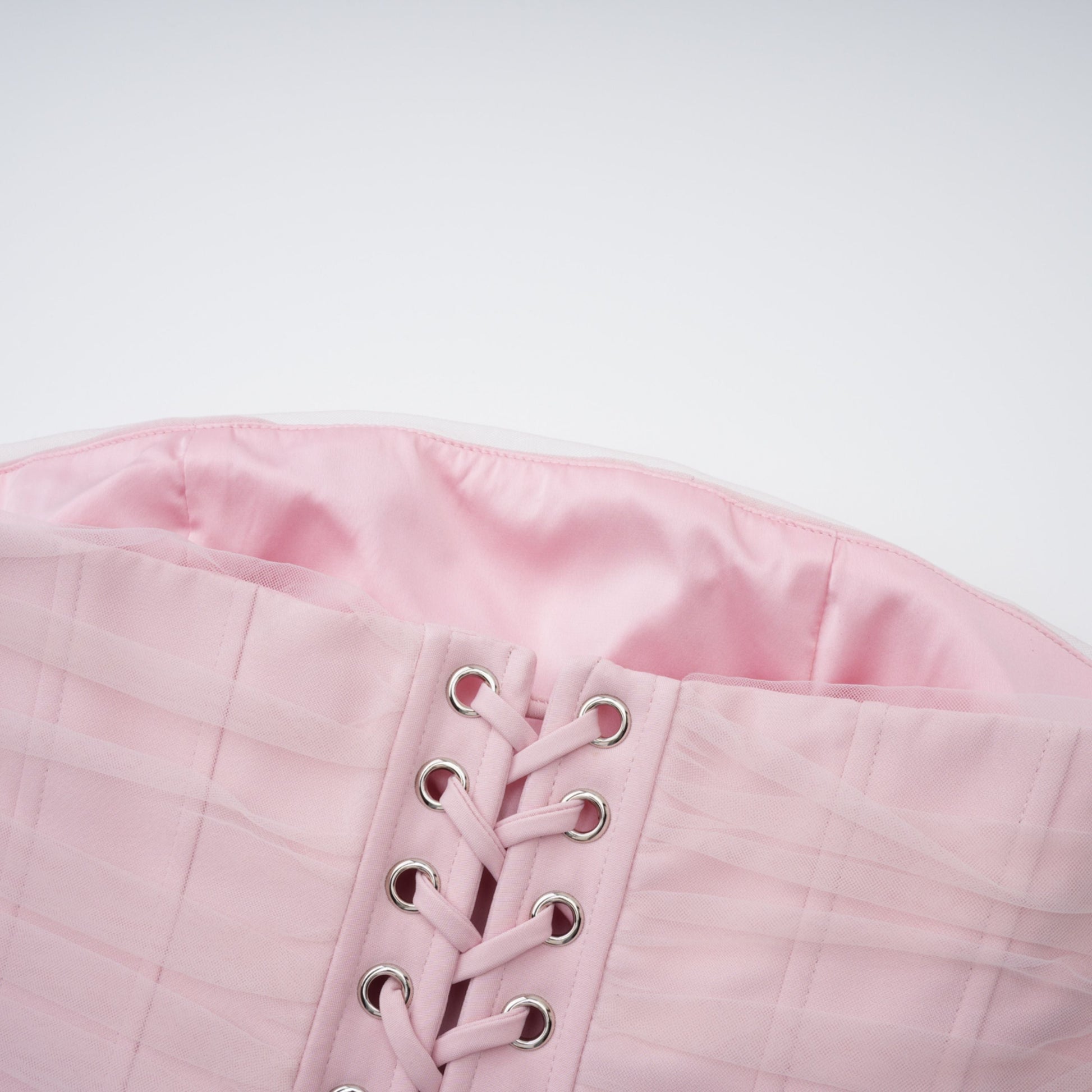 Conjunto de Chal Rosa, Corsé y Falda Plisada Priscille