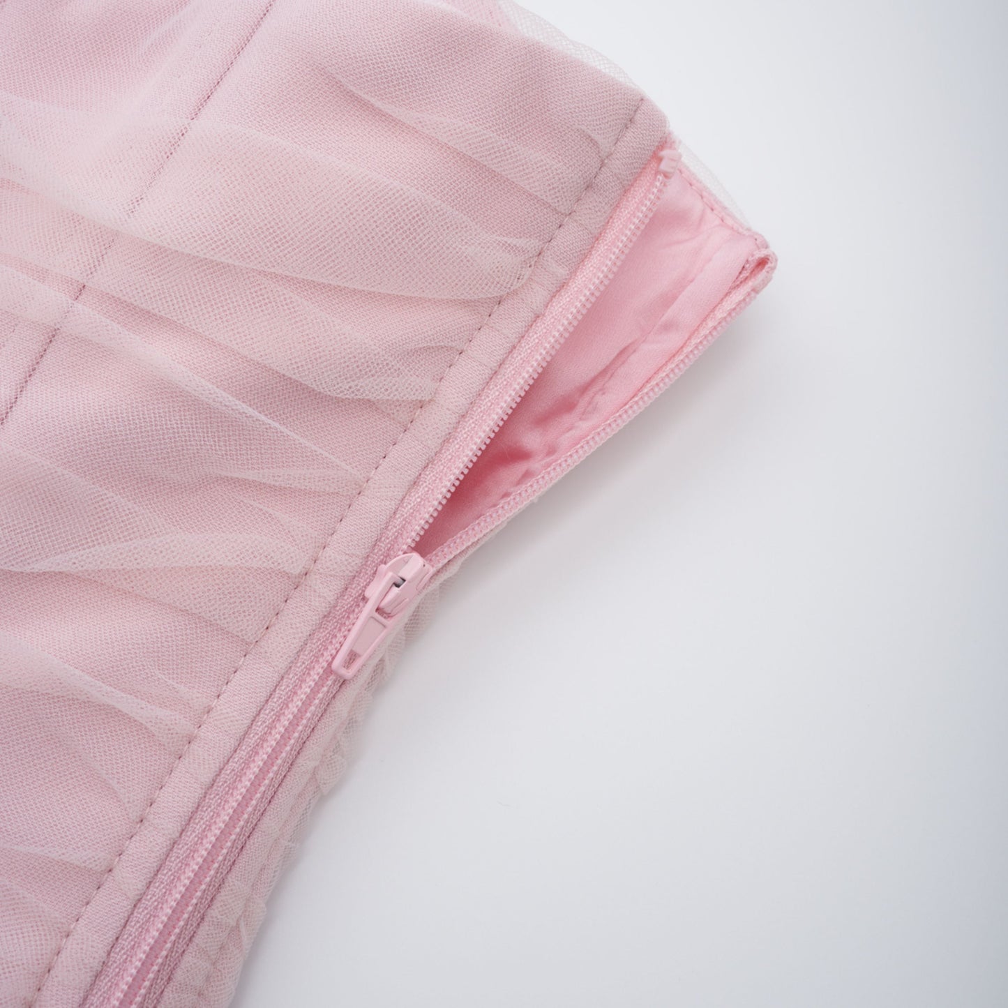 Conjunto de Chal Rosa, Corsé y Falda Plisada Priscille