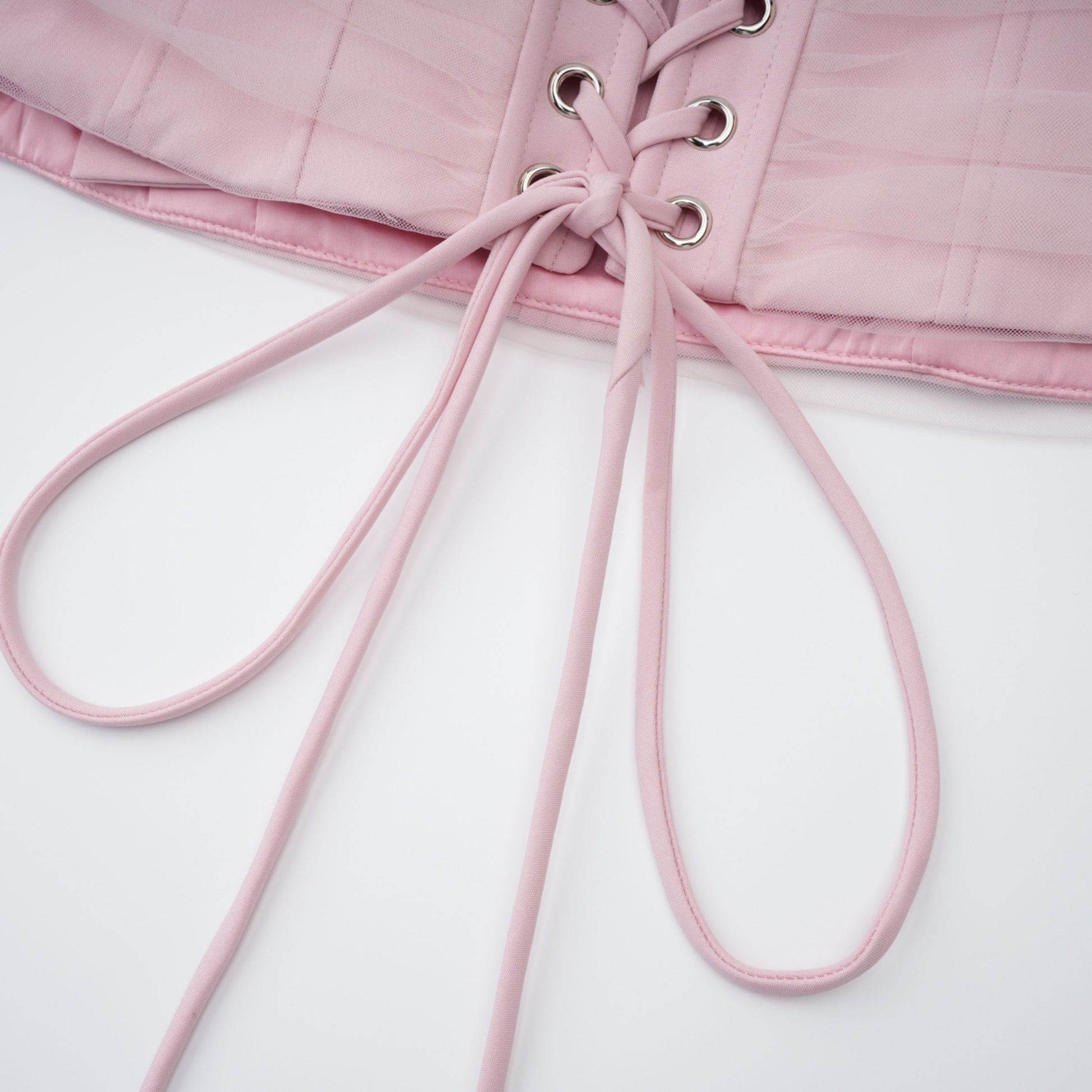 Conjunto de Chal Rosa, Corsé y Falda Plisada Priscille