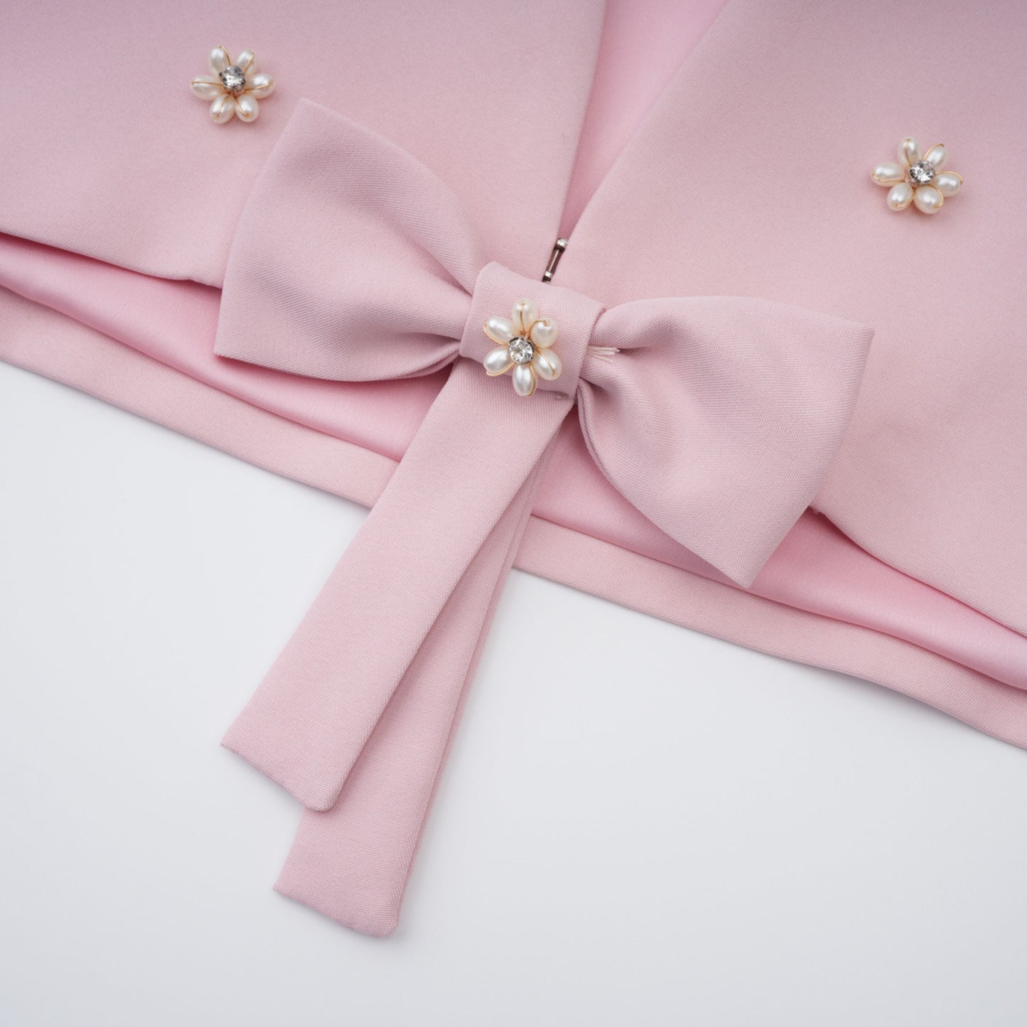 Conjunto de Chal Rosa, Corsé y Falda Plisada Priscille