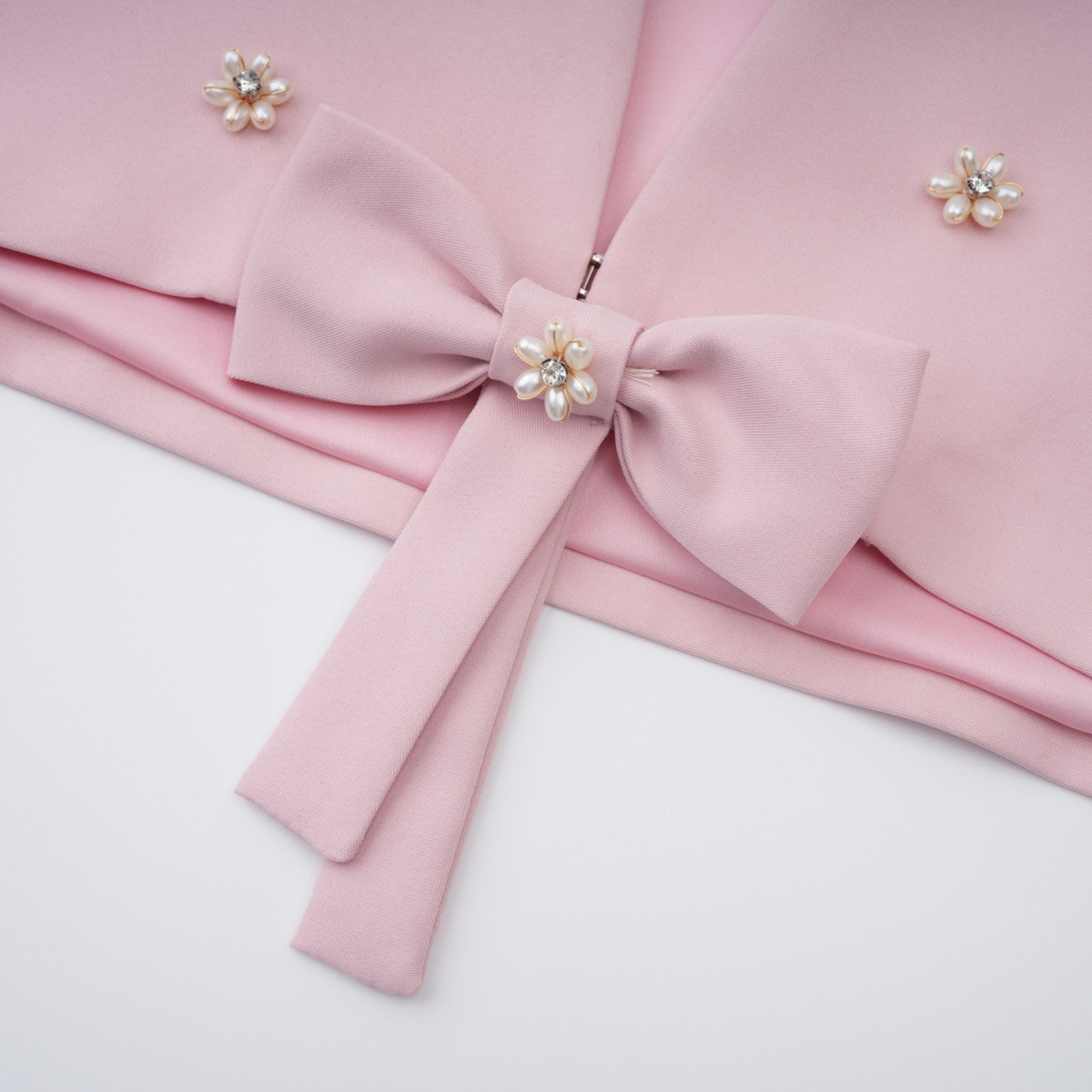 Conjunto de Chal Rosa, Corsé y Falda Plisada Priscille