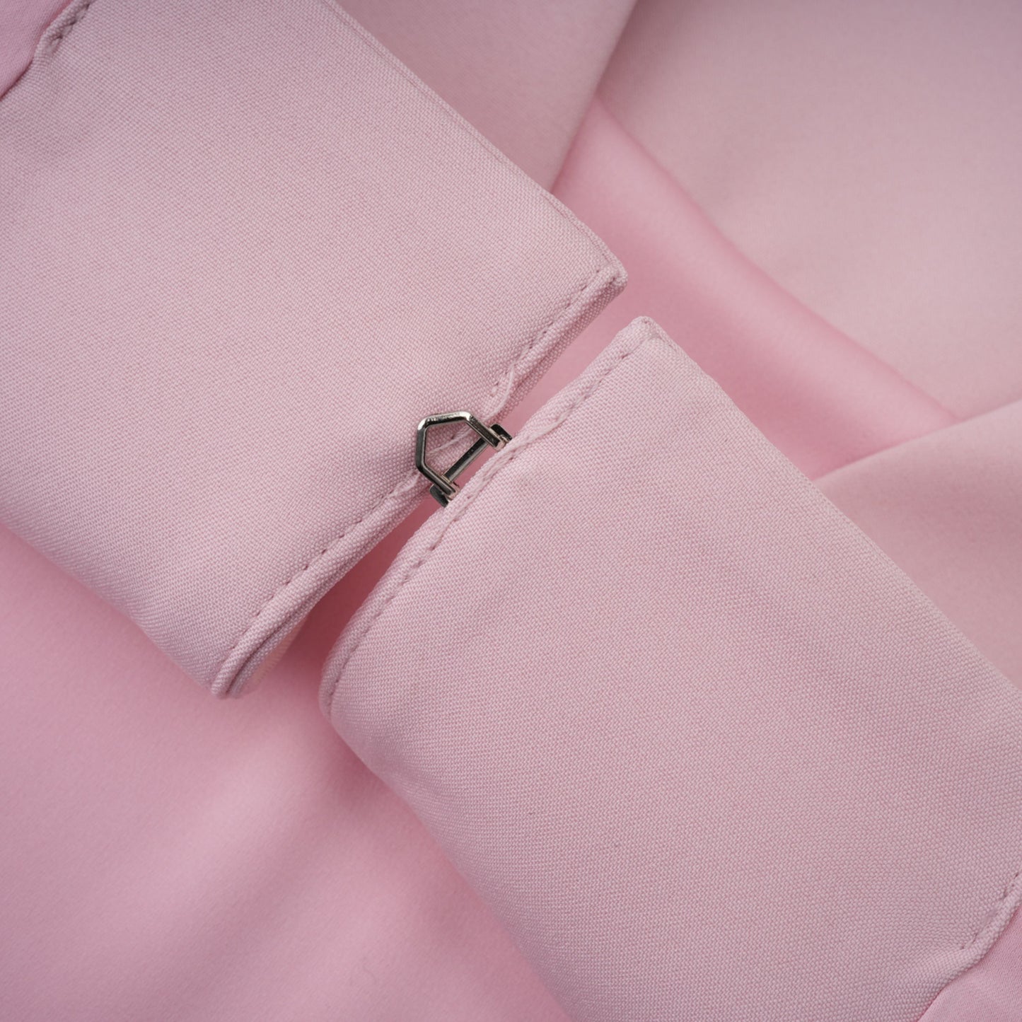Conjunto de Chal Rosa, Corsé y Falda Plisada Priscille