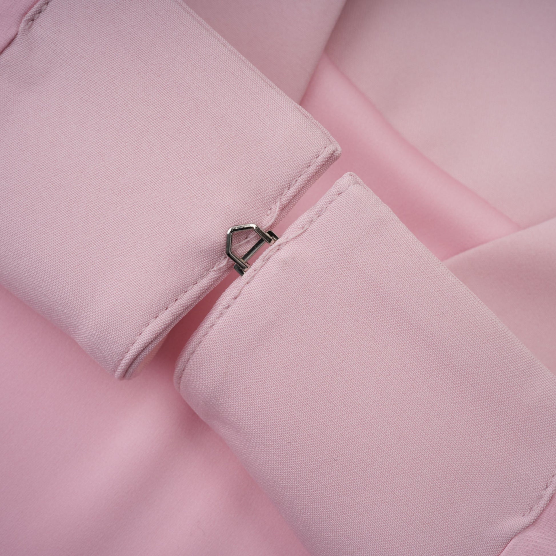 Conjunto de Chal Rosa, Corsé y Falda Plisada Priscille